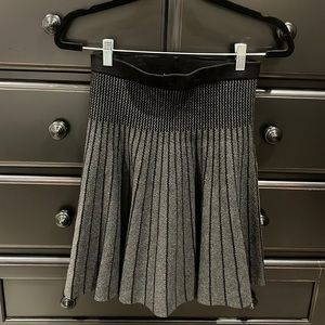 Great winter skirt. Size small. Like new.